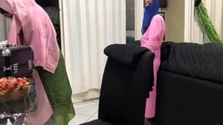 Si raksasa beraksi di depan anak tiri hijabnya yang menggoda