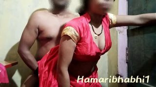 Istri Desa India digoda dalam sari merah membara.