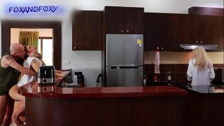 Hampir Ketahuan Ngocok Pantat Istri Sampai Muncrat di Dapur Dekat Ibu Mertua Lagi Masak