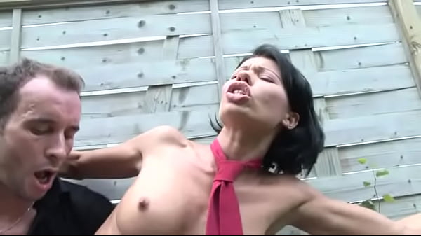 Gadis SMA digilir di belakang sekolah dan dipaksa telan sperma