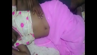 Bibi montok sange pakai sari pink hot, pusar seksi pengen dicium