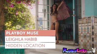 Gadis Arab Seksi Leighla Habib Melepas Baju dan Mandi dengan Sensual