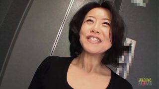 Wanita Asia dewasa yang haus ingin merasakan semua mainan seks di celah basahnya