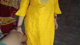 Desi Indian kakak tiri dan adik tiri panas bercinta sepanjang malam dalam adegan seks Hindi yang menggoda