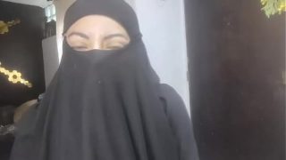 Istri Arab Amatir yang Sangat Bergairah Memancarkan Cairan di Niqabnya Sambil Masturbasi Saat Suami Sedang Shalat