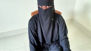 Pelacur berjilbab mengoceh saat digilir di kamar tidurku
