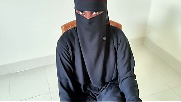 Pelacur berjilbab mengoceh saat digilir di kamar tidurku