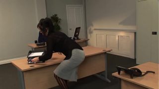 Kerry Louise Membungkuk di Atas Meja Bos dan Diterjang dari Belakang