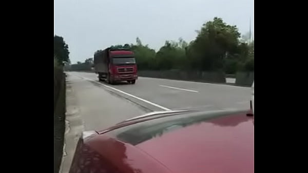 Pria Tiongkok dan pacarnya bercinta di mobil pinggir jalan tol