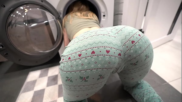 Kakak tiri menggila, mengisi adik tirinya yang terperangkap dalam mesin cuci hingga tumpah ruah.