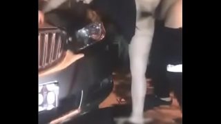 Gadis Tiongkok digoyang keras di pinggir jalan
