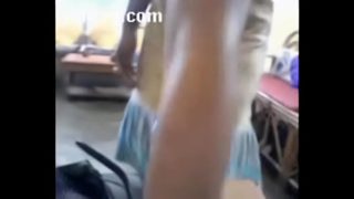 Pelayan India yang melayani majikan rumahnya dengan penuh gairah