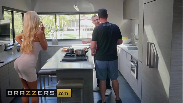 Kisah Nyata Istri – (Courtney Taylor, Keiran Lee) – Courtney Memberikan Bantuan Tangan yang Menggoda – Brazzers