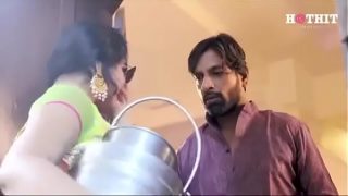 Desi Bhabhi nungging dari belakang