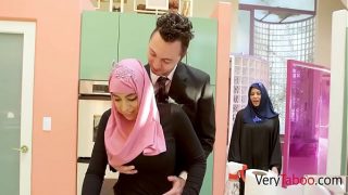 Putri Arab Berjilbab Menggoda Ella Knox dengan Rayuan Mesra