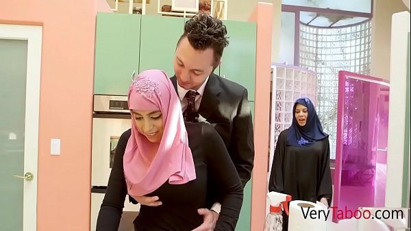 Putri Arab Berjilbab Menggoda Ella Knox dengan Rayuan Mesra