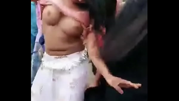 TARIAN PANAS JALANAN INDIA DENGAN PAYUDARA TERBUKA