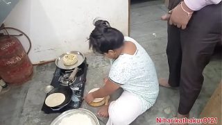 Induk tiri India panas menggoda di dapur