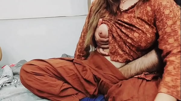 Ibu Tiri Pakistan Ngentot Dubur di Depan Suami yang Dikibulin Sambil Potong Sayur dengan Suara Hindi yang Panas dan Menggoda