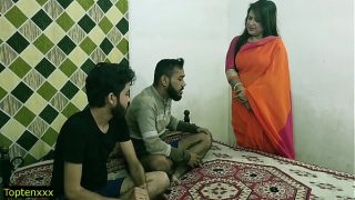 Malkin Bibi dan Dua Pemuda Tampan Beraksi dalam Adegan Panas Bertiga dengan Suara Hindi yang Menggoda