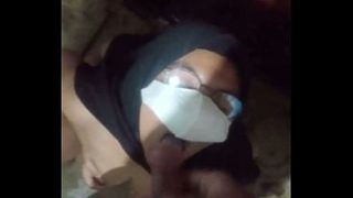 Gadis Indonesia menggila di kamar mandi, menenggak cairan panas penuh gairah
