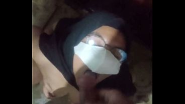 Gadis Indonesia menggila di kamar mandi, menenggak cairan panas penuh gairah