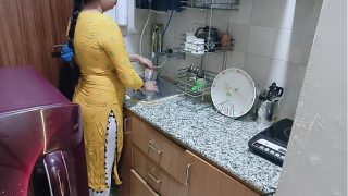 Aku Temuin Ibu Tiriku Lagi Mesum di Dapur – Film Panas Hindi