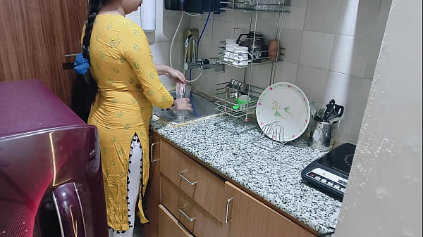 Aku Temuin Ibu Tiriku Lagi Mesum di Dapur – Film Panas Hindi