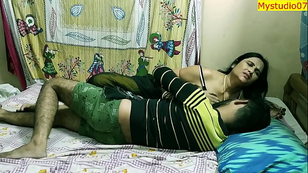 Desi randi bhabhi panas ngeseks dengan pengangguran Devor! Adegan ranjang nyata dengan suara Hindi jelas yang bikin greget