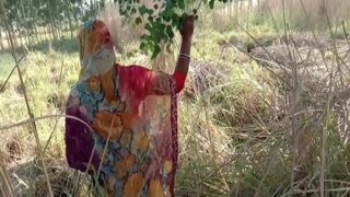 Desi panas di ladang: adik ipar dan menantu mesra di luar rumah