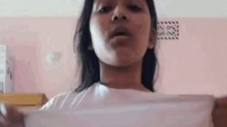 Gadis Desi Seksi dan Bergairah Tampil Telanjang dengan Gerakan Menggoda