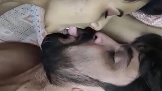 Gadis Kolkata melahap kontol dan biji pacarnya dalam video panas