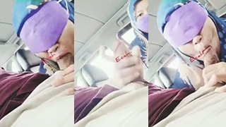 Jilbab Biru Menggoda di Dalam Mobil