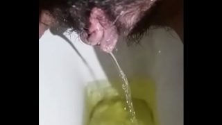 Desi gadis liar mengencingi dengan liar