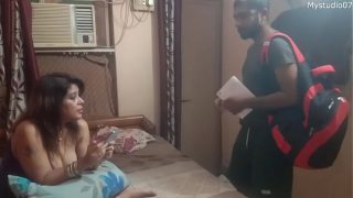 Teman-teman ngentot ibu tiriku, kugerekam semua adegan panas dengan suara Hindi yang jelas