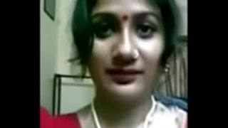 Desi istri Bengal montok dengan payudara besar menggoda