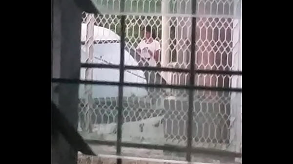 Tetangga cewek langsing Desi ketahuan lagi ngentot