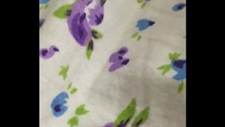 Jari-jari nakal menyusup ke dalam celah basah Desi