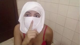 Muslimah Arab Mengeluarkan Cairan Saat Masturbasi, Memamerkan Payudara Besar yang Menggoda