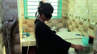 Adik tiri berhijab panas digoyang di dapur