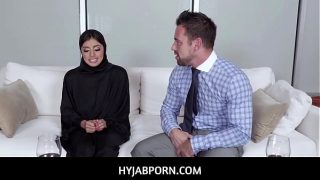 Gadis Arab Berjilbab Digoyang Lidah dan Naik Gila-Gilaan