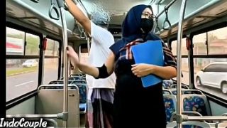 Istri Muslimah dari Kampus Naik Bus Sendirian, Digituin Orang Asing Sampai Jilbabnya Basah