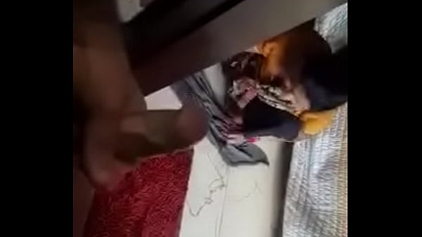 Pembantu Desi buka baju
