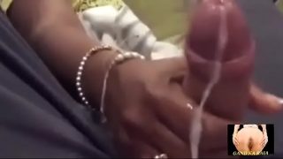 Goyangan Tangan Mama India yang Menggairahkan