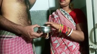 ससुर ने बहू की पीठ पर तेल लगवाया, फिर गेट के पास ही जोरदार चुदाई की!