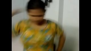 Gadis seksi Desi basah kuyup usai mandi