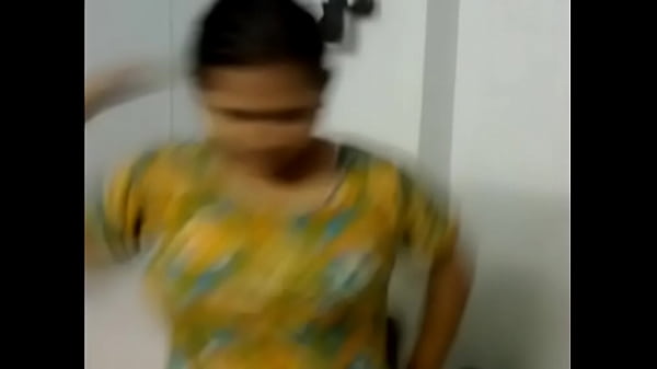 Gadis seksi Desi basah kuyup usai mandi