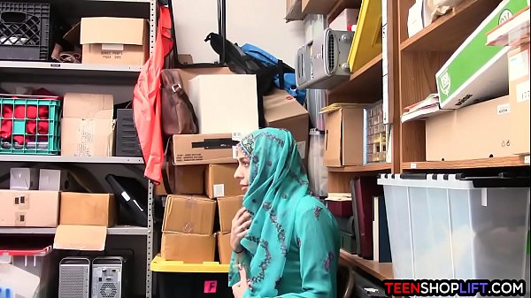 Gadis Arab pencuri barang digebuki dan digituin sama satpam