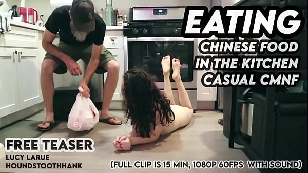 Menyantap Masakan Cina di Dapur dengan Gaya CMNF yang Santai dan Menggoda