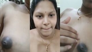 Gadis Chennai seksi memencet payudara telanjangnya yang menggoda